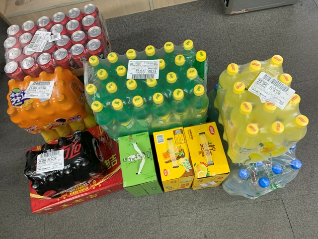 夏日將至，為犒勞現(xiàn)場(chǎng)員工抵抗酷暑的辛勤工作與付出，體現(xiàn)公司對(duì)現(xiàn)場(chǎng)洋山外港航交所在職員工的關(guān)心，公司為在職員工特準(zhǔn)備了清涼飲品。